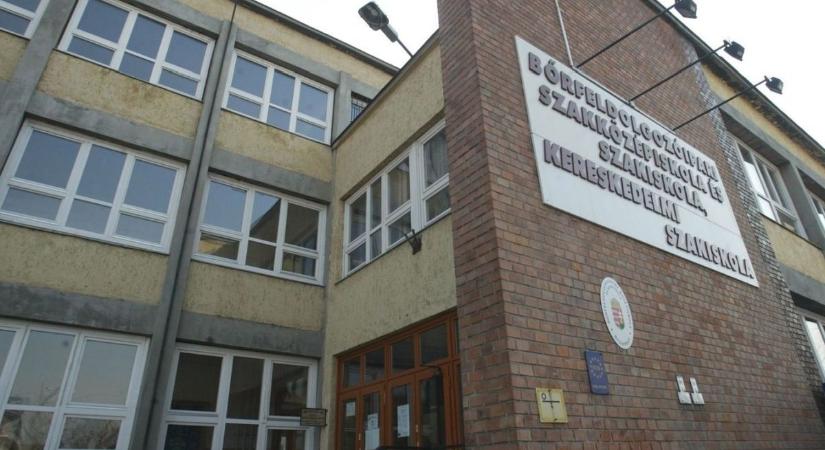 Évek óta rogyadozó iskolából szociális bérlakásokat alakítanak ki