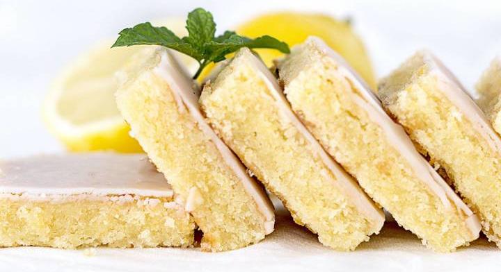 Puha, üde citromos brownie: roppanós cukormázzal az igazi