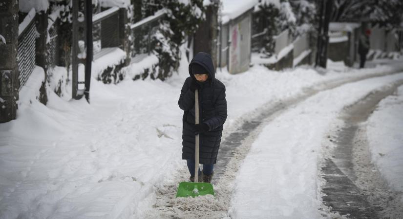 Továbbra sincs a havazás miatt elzárt település Magyarországon, de egyes helyeken akár mínusz 15 fok is lehet