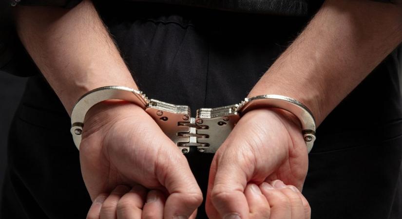 Egy őrjöngő férfi rátámadt bárkire, aki szembe jött vele az utcán