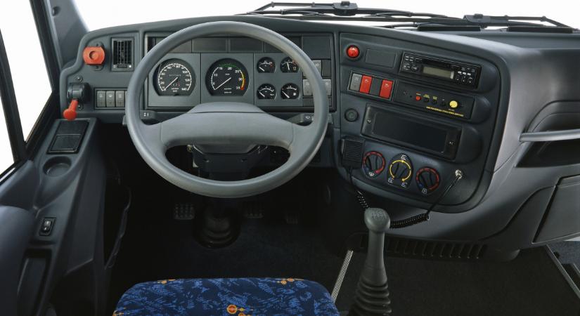 Három balesetet okozott a buszszerelő és főnöke a pocsék javítással