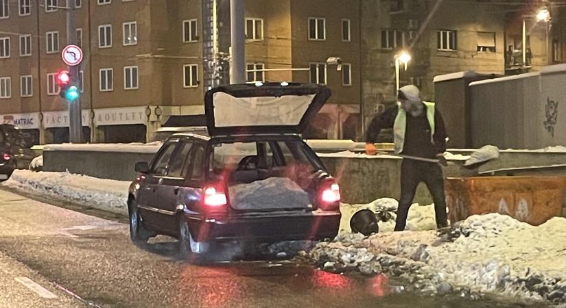 Nincs ennél suttyóbb: útszóró sót loptak Budapesten