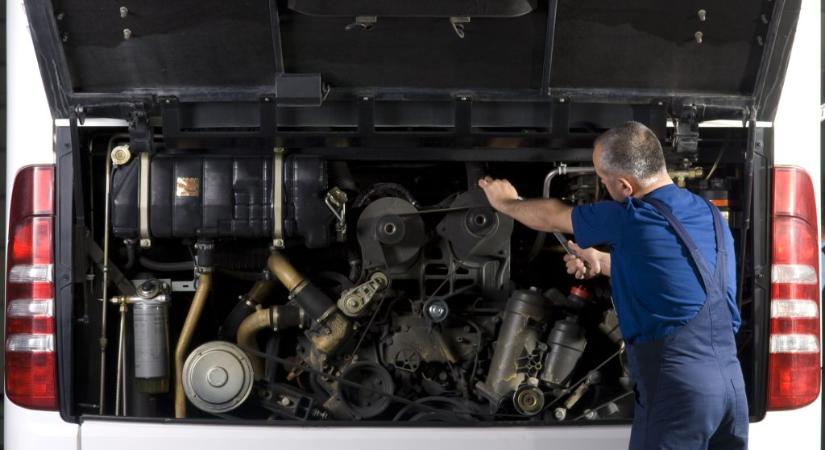 Nem szedték ki és zsírtalanítotték a megrepedt alkatrészt a buszszerelők hegesztés előtt, elfolyt az olaj és három súlyos baleset történt