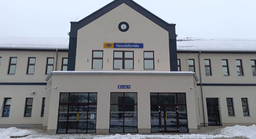 A nagy hideg miatt megnyitották a még át nem adott várótermet a halasi vasútállomáson – fotók, videó