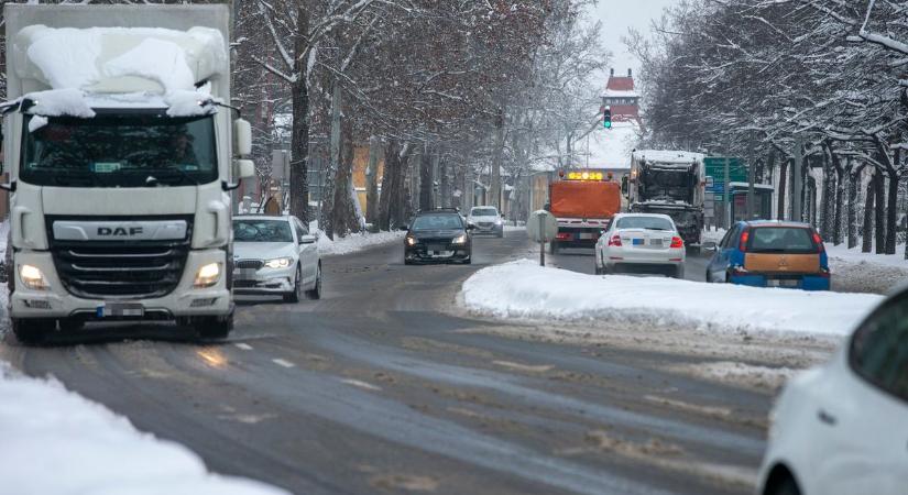 Ónos eső és havazás nehezíti a közlekedést a héten