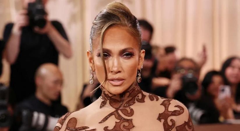 Mindenkit sokkolt Jennifer Lopez az átlátszó, szexi ruhájával – fotó