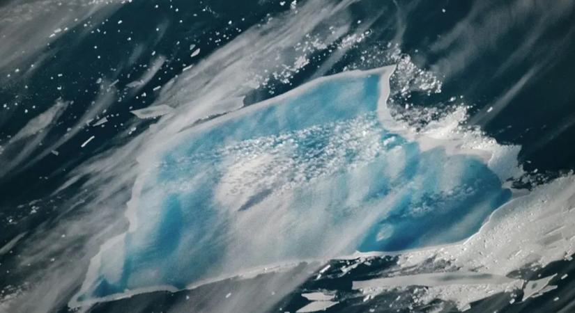 Medenceként gyűjti a vizet egy hatalmas jéghegy az Antarktisznál