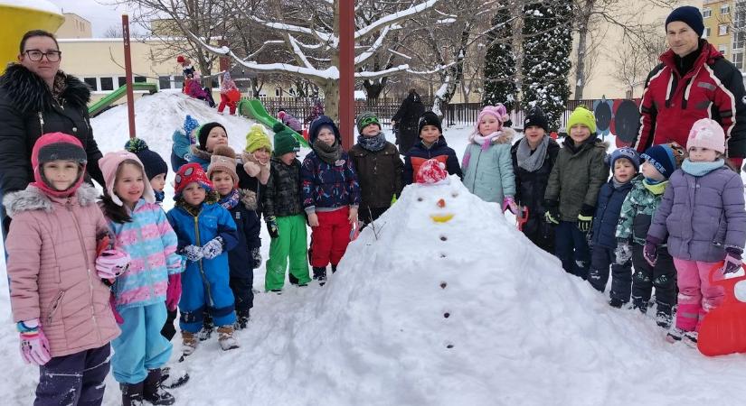 Hóemberek az óvoda udvarán ( videó)