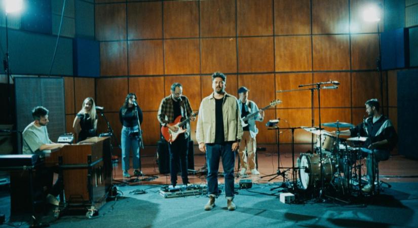 Pénzes Máté: az aktuális elmebajaimat ültetem át a zenekar hangzásába