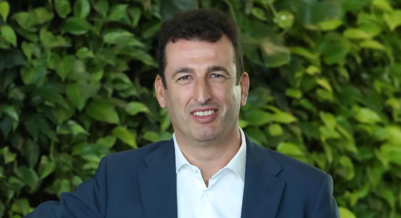 Raiffeisen 2025-2026: egyszerűsített ügyfélutak, erősödő önkiszolgálás és célzott AI-fejlesztések