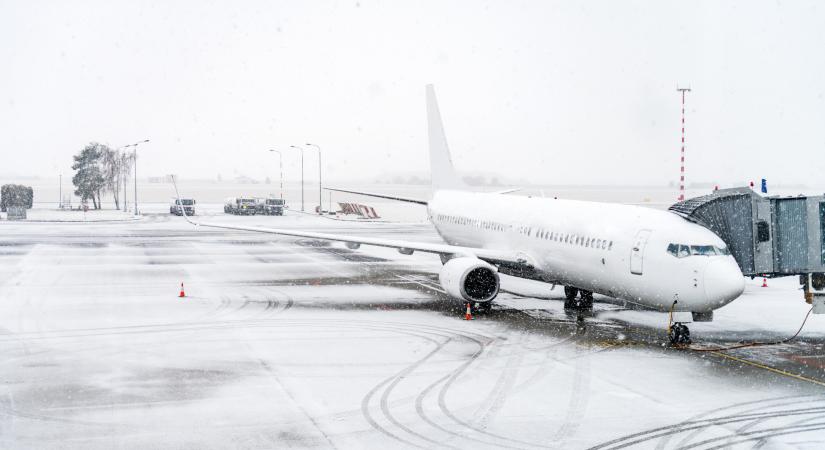 Lecsapott az extrém téli időjárás: rengeteg járatot töröltek Európa egyik legforgalmasabb repterén