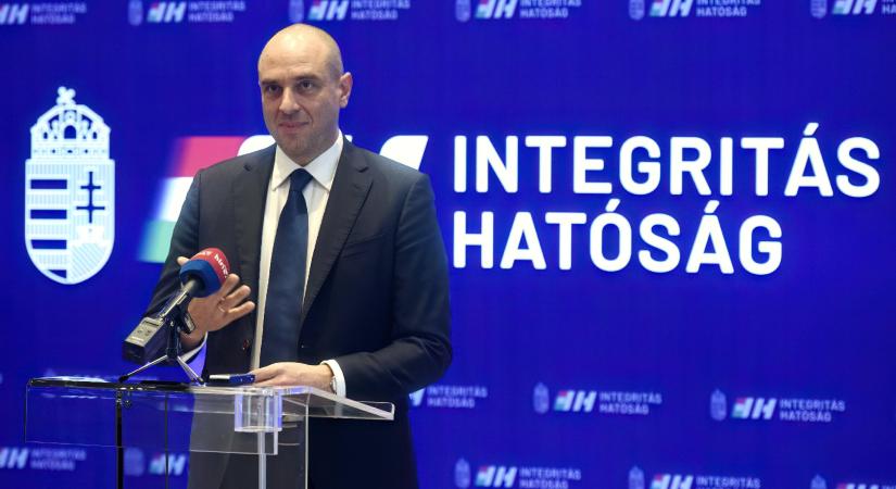 Autóflottát félmilliárdért, brüsszeli támogatást százmillióért kért az Integritás Hatóság