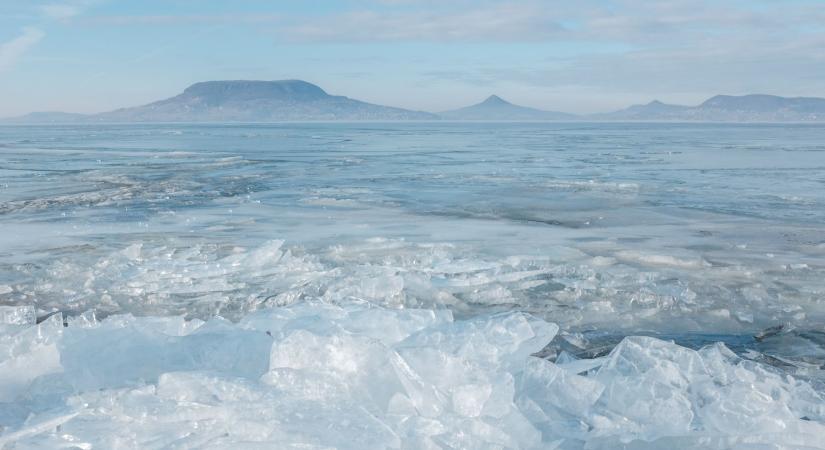 Elképesztően gyönyörű felvételen: így változott jégvilággá a téli Balaton  Videó