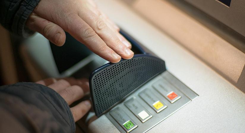 Megszűnik egy hajdú-bihari bank, minden ügyfél új bankkártyát kap