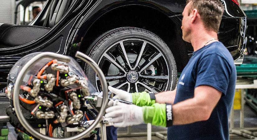 Továbbra is lejtmenetben az ipar