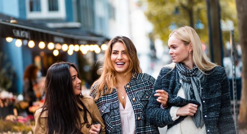 A „cheerleader effektus” – ez a magyarázat, hogy miért tűnik vonzóbbnak valaki csoportban, mint egyedül