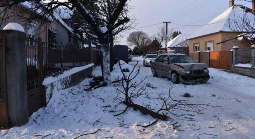 Így hagyta hátra a lopott autót és a helyszínt a sofőr a baleset után