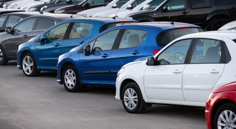 Új autó helyett régi benzines: lassú a magyar autópark megújulása