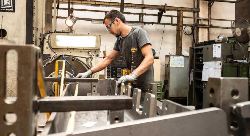 Brutálisan visszaesett Magyarországon az ipari termelés, az Orbán-kormány „háborús ellenszélről” beszél