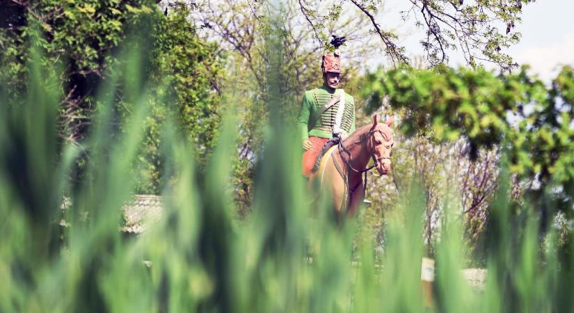 Miért őrzi egy huszár egész évben ezt a Tisza-parti települést? – galériával