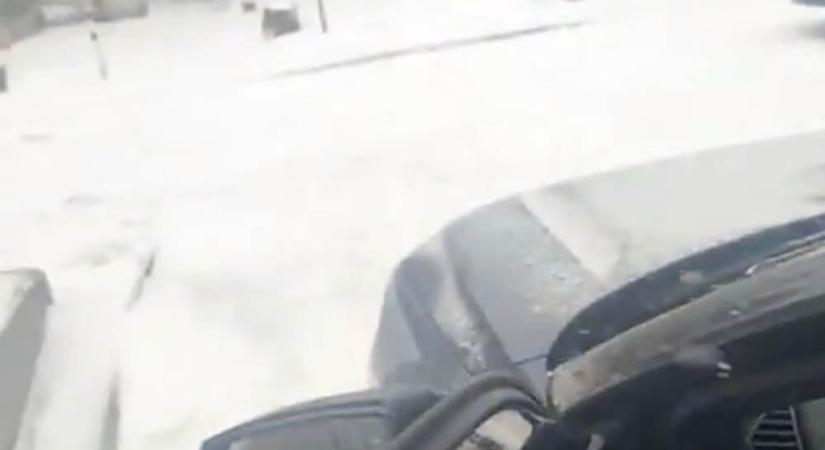 Könnyes videóban mutatta meg egy autós milyen stresszes helyzetbe került a hó miatt