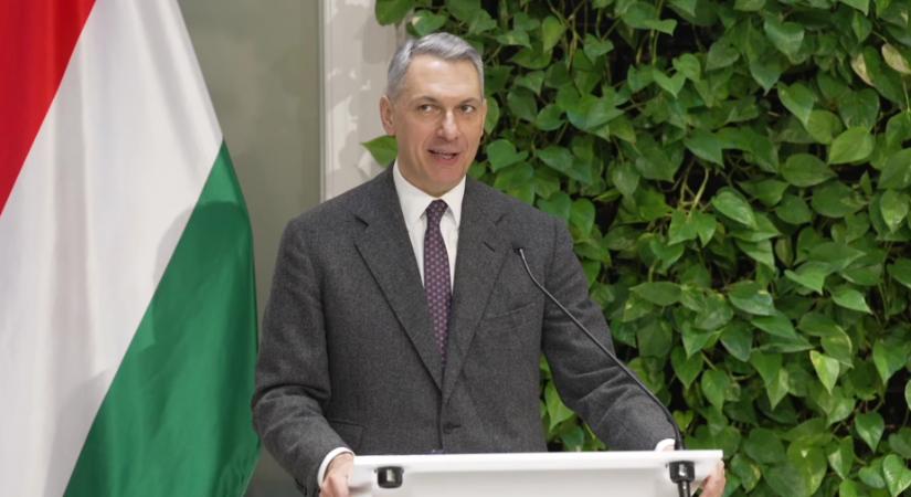 Kész az új KRESZ, 100 kínai motorvonatot veszünk, 2x3 sáv megy majd a reptérre - Közlekedésinfót tart Lázár János