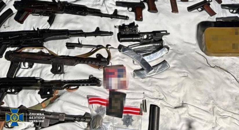 Óriási fegyverarzenál: az SZBU az illegális fegyverkereskedőket leplezett le