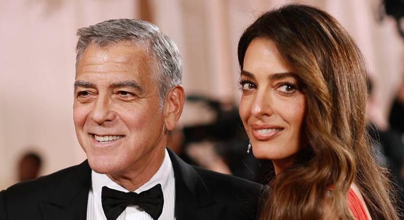 Amal Clooney piros estélyiben ragyogott George Clooney oldalán a Golden Globe-on: ők voltak a gála legszebb sztárpárja