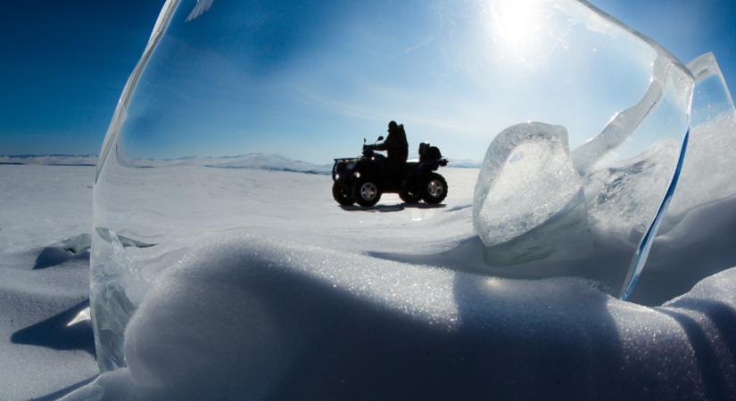 Quaddal mentek rá a befagyott monori tóra, beszakadt alattuk a jég – fotók