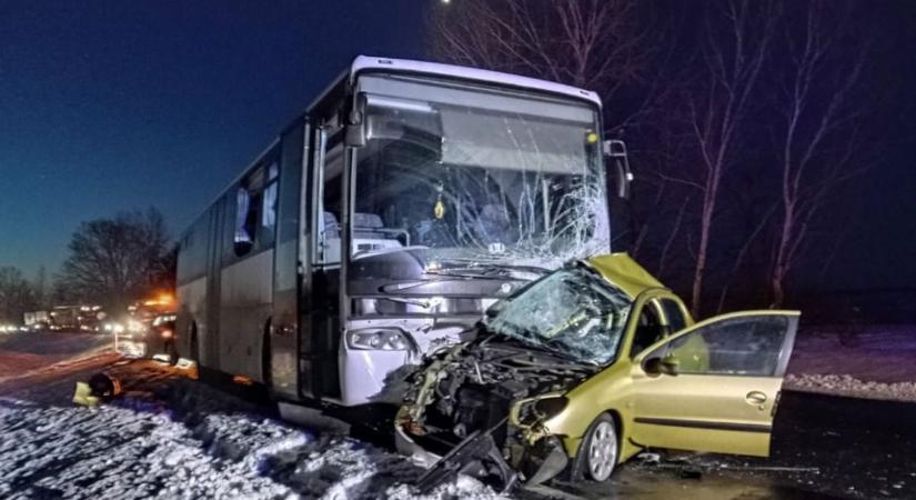 Drámai jelenetek Jászberény mellett – busz és autó ütközött a 32-esen