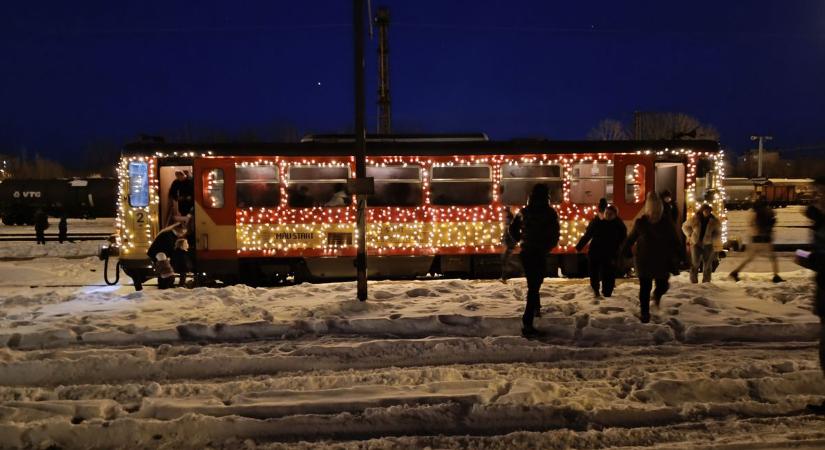 Nem mindennapi vendég: fényvonat futott be Dunaújvárosba (videóval)