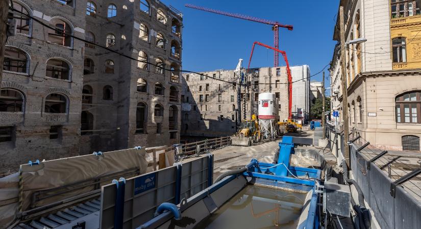 Schmidt Mária keresi magát degeszre a Kossuth téren elhúzódó darutangóval