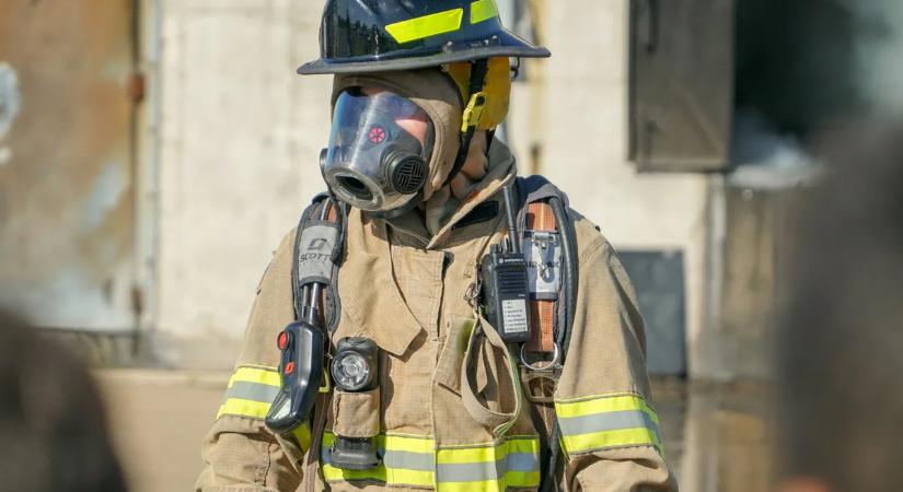 Hősies szomszédok mentették ki az anyát és gyermekeit az égő házból