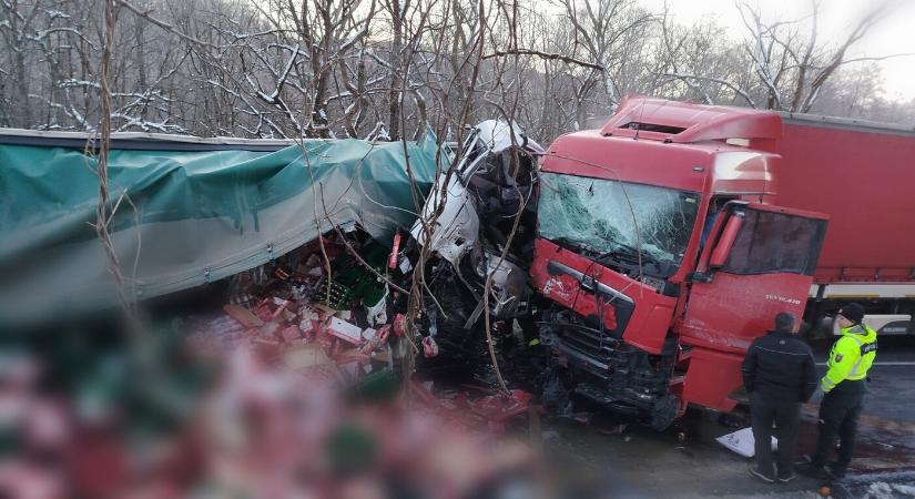 Durva baleset: frontálisan ütközött két teherautó (FOTÓK)