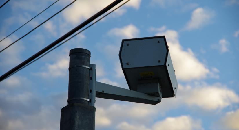 Durván kaszálhatnak az új traffipaxok a pirosnál