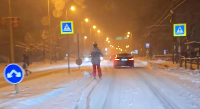 Szürreális, mit műveltek egy BMW mögött a szegedi hóban