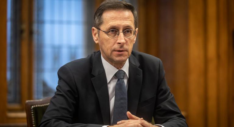 Bődületes összeg, 24 ezer milliárd forint van a magyaroknál, amit Varga Mihályék szívesen látnának