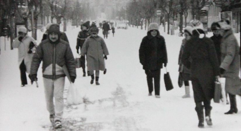 Járhatatlan utak, áramkimaradások, sok a hiányzó a munkahelyeken és az iskolákban (videó)