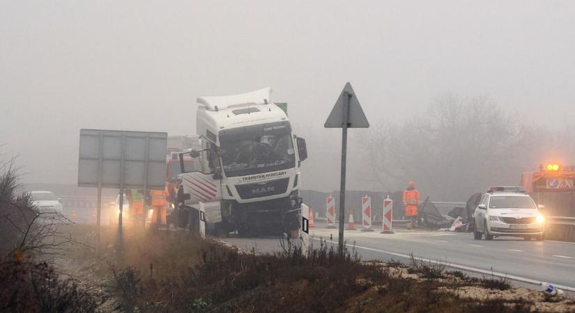 Nagy a baj: teherautó és személygépkocsi ütközött, teljes útzár van érvényben