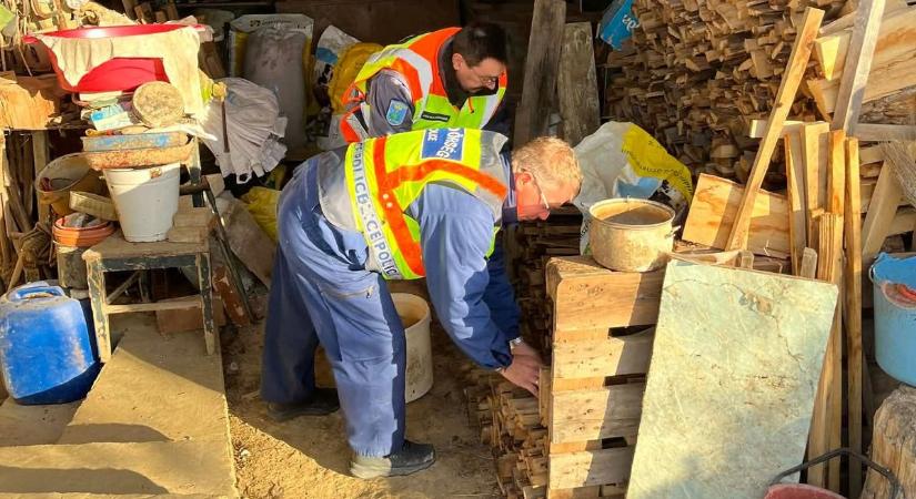 Vasi rendőrök segítettek egy idős hölgynek a hidegben