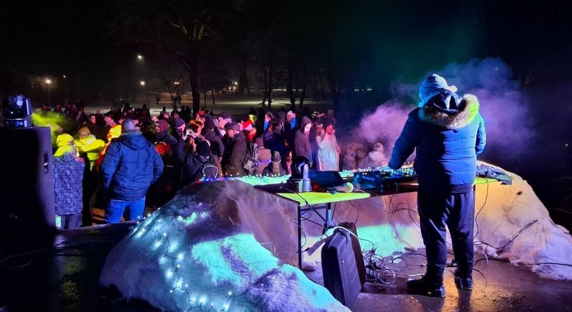 Hóból épített dj pult mögül szolgáltatták a zenét hétvégén Enyingen