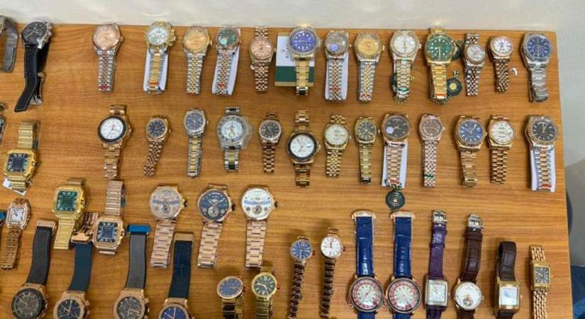 Kamu luxuskarórák kerültek elő a kocsi minden zugából