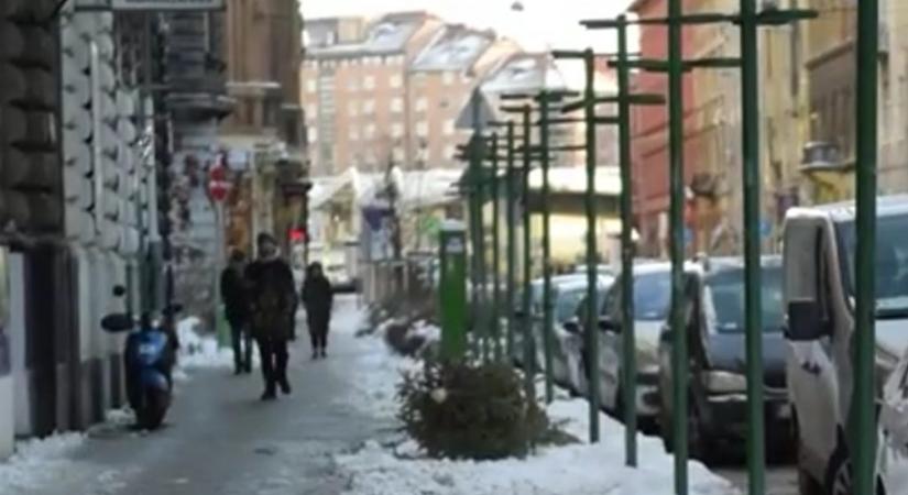 Megszökött egy gyerek a kórházból, a Népszínház utcában feküdt a hóban, amikor rátaláltak