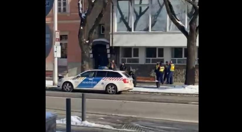 Rendkívüli: öt rendőrautó a Kórház térnél, bűncselekmény történhetett (VIDEÓ)