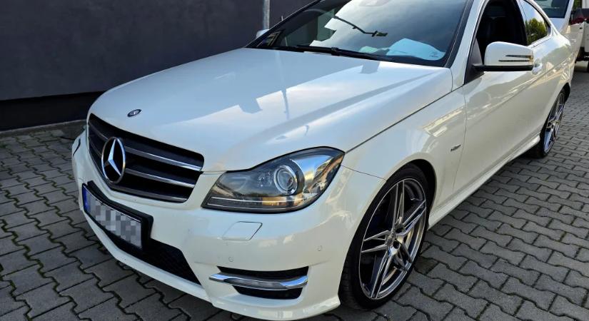 Ki ne szeretne sportos Mercedest egy négyéves Dacia áráért? Aki megtudja, milyen állapotban volt ez az 5 milliós kupé