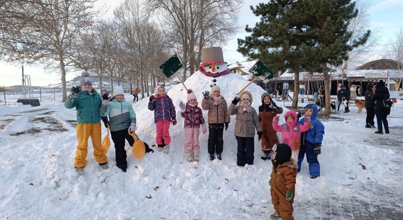 Csoda a Balaton-parton: lépcsőn lehet felmenni a fonyódi hóemberhez