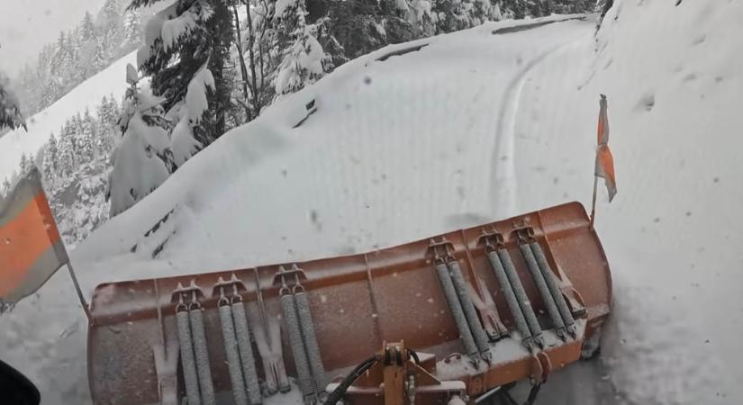 Ahogy az Alpokban dolgozik egy hókotró azt látni kell