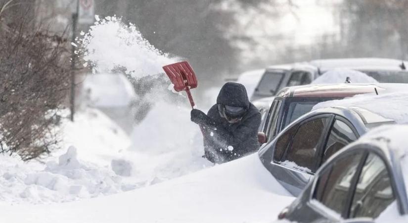 A busz késett, így a ló lett a megoldás: ritka felvételt mutatunk a nagy havazásról