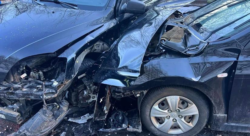 Szalagkorlátnak hajtott majd áttért a szemközti sávba egy autós a Mecsek Pihenőnél (FOTÓK)