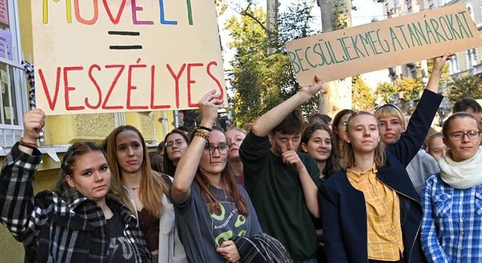 „Tíz körömmel ragaszkodtam hozzá. Ezt nem lehet sem feldolgozni, sem megbocsátani” – így élte meg kirúgását a Vörösmarty tanára